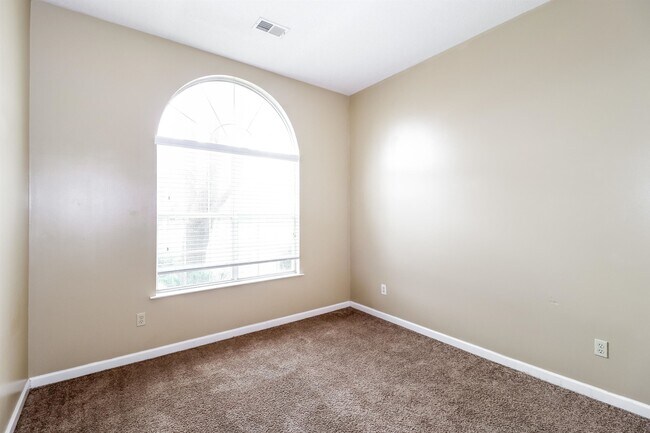 Building Photo - 827 Tropicana Dr E