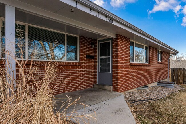 Building Photo - Littleton Townhome, Large Recently Renovat...