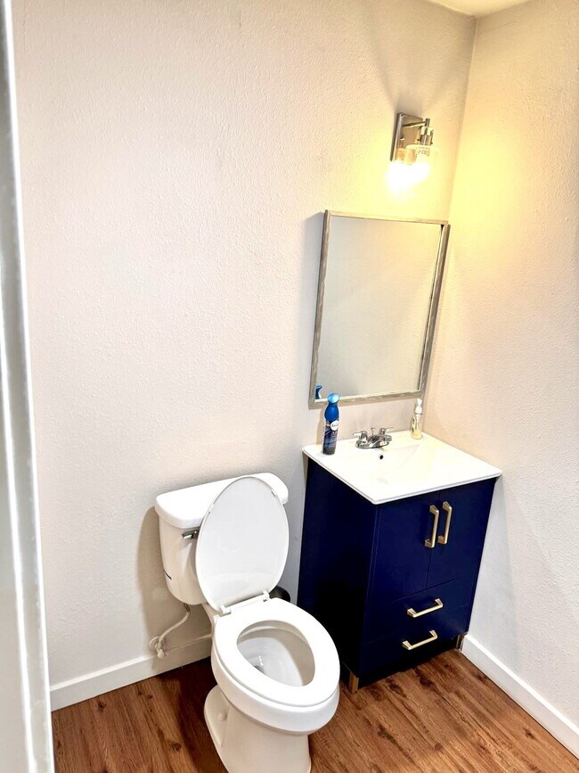 Building Photo - Private Detached 1-Bedroom Home – Modern Updates in Prime University Place Location