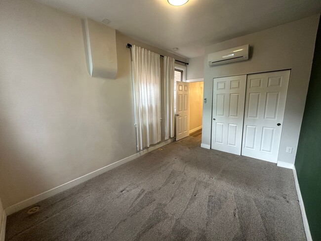 Building Photo - Beautiful Updated Rowhouse/townhome across...