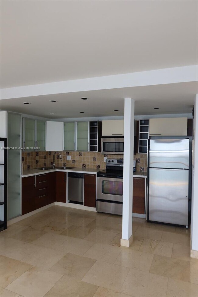 Building Photo - 1440 Brickell Bay Dr