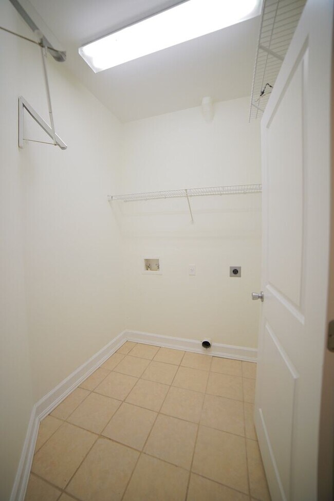 Building Photo - 3 Bed / 2 Bath with 2 Car Garage in NW