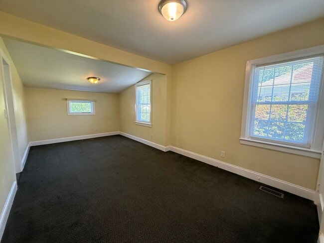 Building Photo - Charming 3 bedroom home in the Downtown area