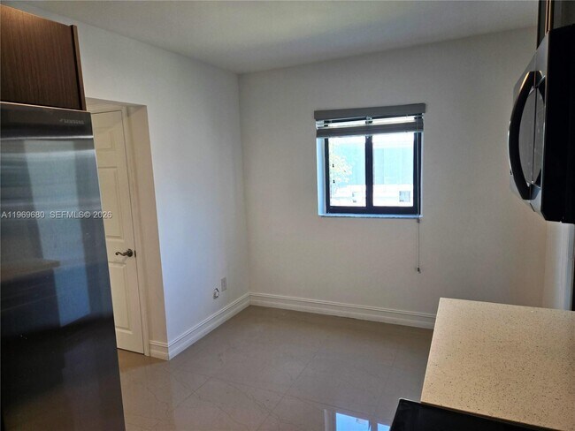 Building Photo - 323 SW 31st Ct