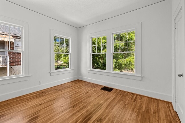 Building Photo - Beautiful Historic 4 Bedroom 2 Bathroom Home