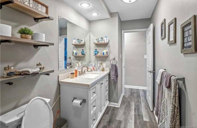 Building Photo - 3 bedroom 2 bath in the heart of Niagara F...