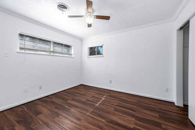 Building Photo - 206 Crestview Dr