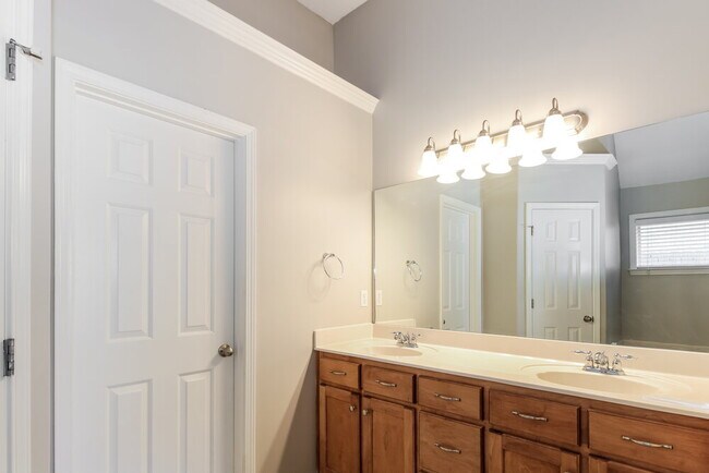 Building Photo - 8785 Oak Grove Blvd