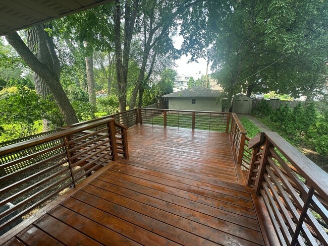 Building Photo - Luxury Living on Summit Ave! – Spacious 3B...