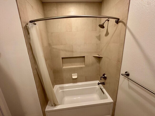 Building Photo - PENTHOUSE-STYLE UNIT IN SIGNAL HILL  w/180 degree Views 3Br/2Ba $3900mo