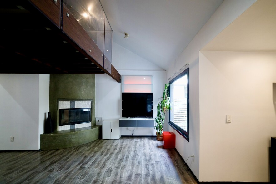Building Photo - 1201 N Orange Dr