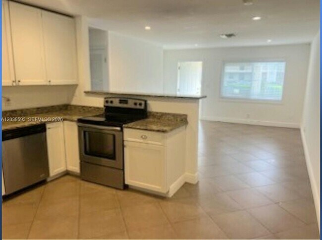 Building Photo - 323 Northlake Dr
