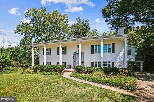 Primary Photo - 8907 Captains Row