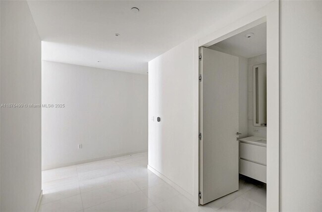 Building Photo - 300 Biscayne Blvd Way