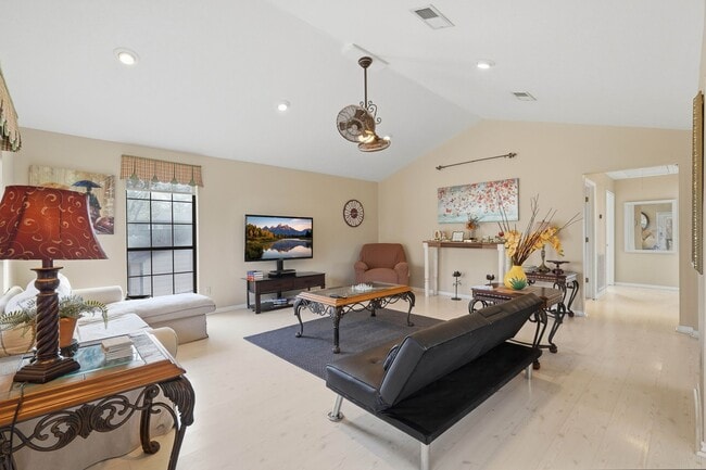 Building Photo - 360 S Lakeside Dr