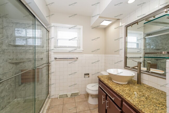 Building Photo - 287 Selden Ave