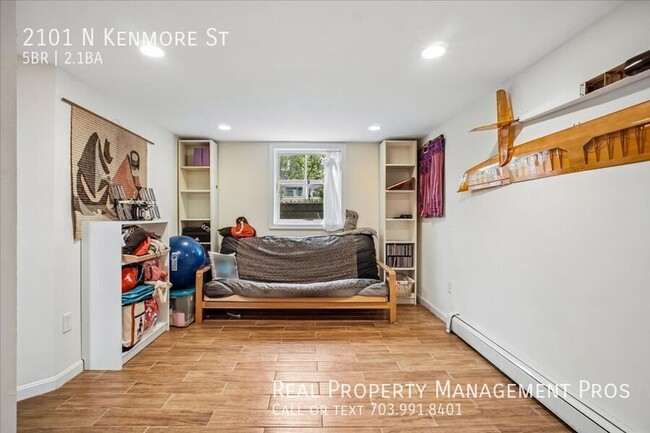 Building Photo - 2101 N Kenmore St