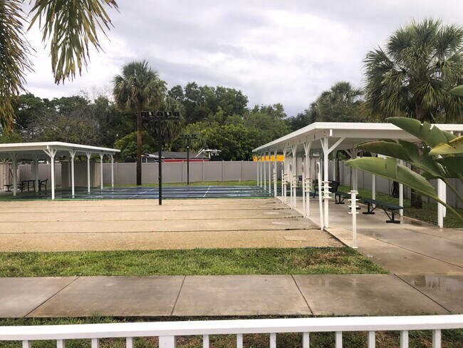 Building Photo - 425 Bougainvilla Dr