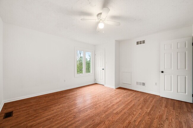 Building Photo - 302 Pinebrooke Cir