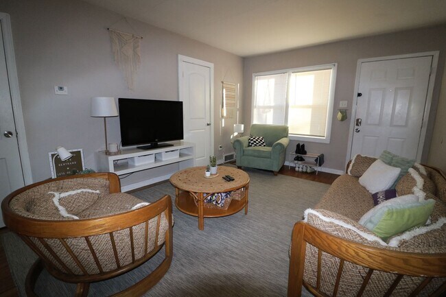 Building Photo - 626 Bertrand St