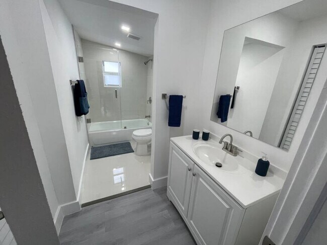 Building Photo - 2802 SW 21st St