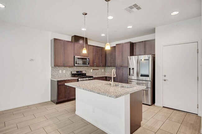 Building Photo - 3 Bedroom 2.5 Bath Townhome in Tuscany!