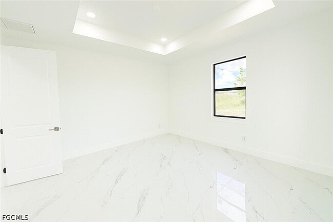 Building Photo - 612 Ames St E