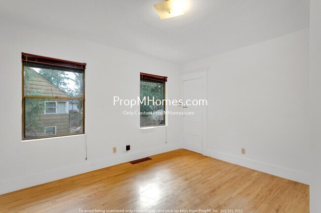 Building Photo - Rare Three Bedroom Gem in SW Portland!
