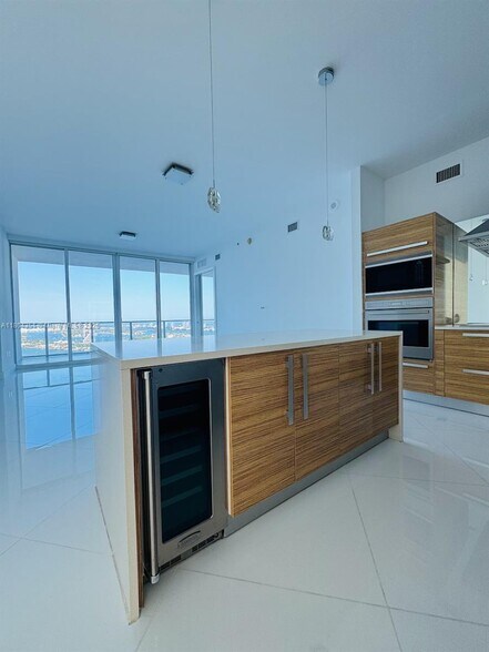 Building Photo - 2020 N Bayshore Dr