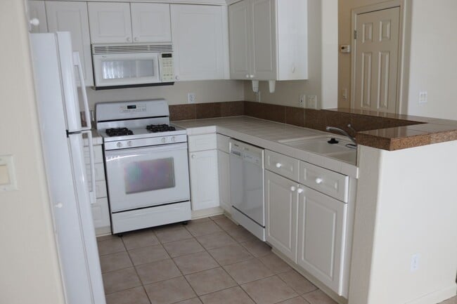 Building Photo - 3 Bedroom 2 Bathroom 1616 sq Ft in Wingfie...