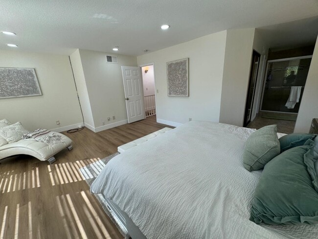 Building Photo - 963 La Mesa Terrace