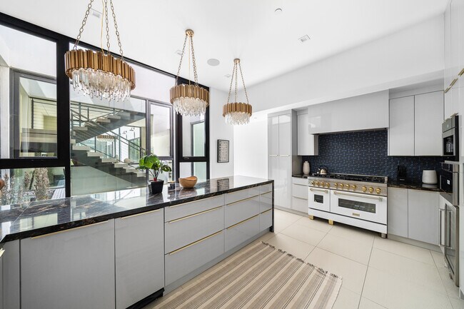 Building Photo - 838 California Ave