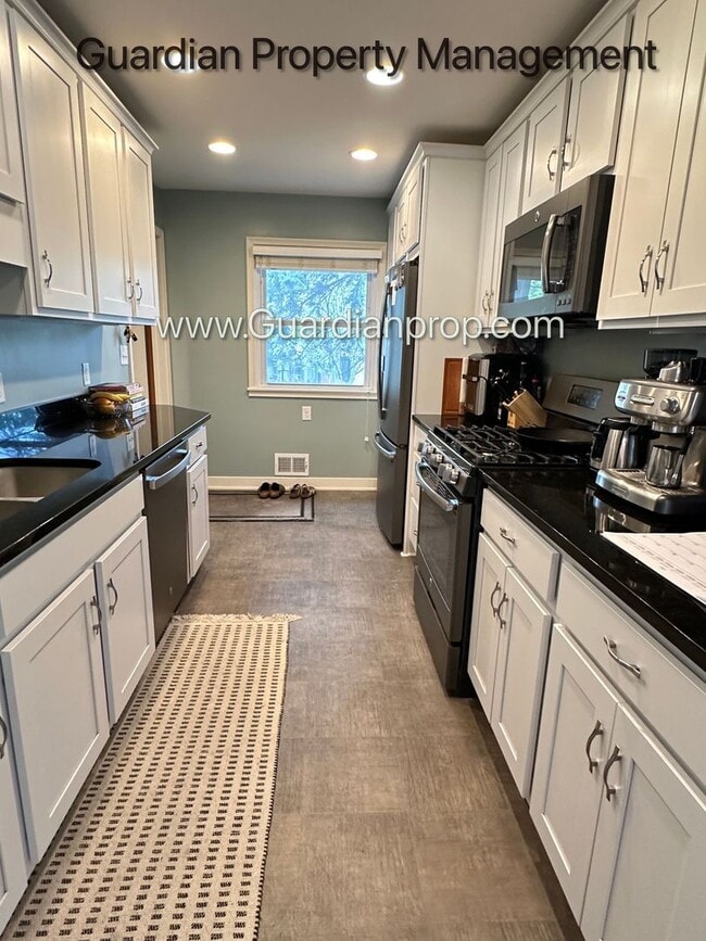 Building Photo - Linden Hills Upper Level Duplex, Fenced Yard, 1 Car Garage, Dishwasher, Storage, Laundry