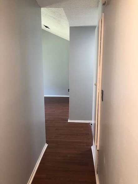 Building Photo - 1149 Oakbrook Dr