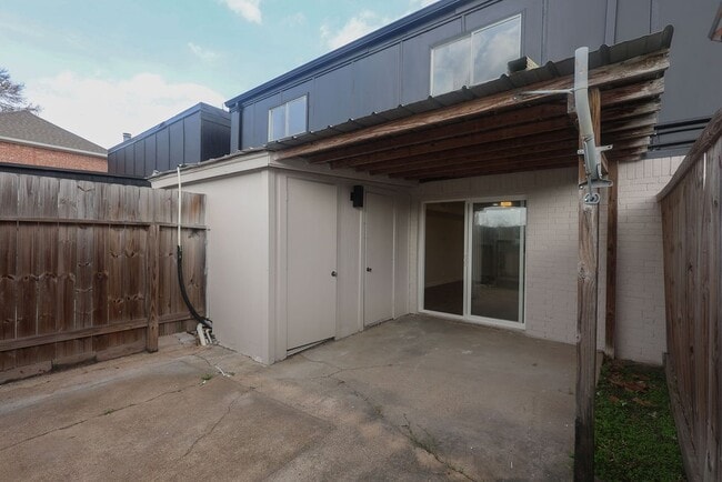 Building Photo - 708 Staitti St