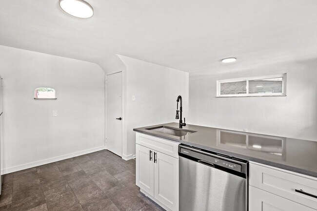 Building Photo - READY FOR MOVE IN!! Don't miss this UPDATED 3-bedroom in Braddock Hills!