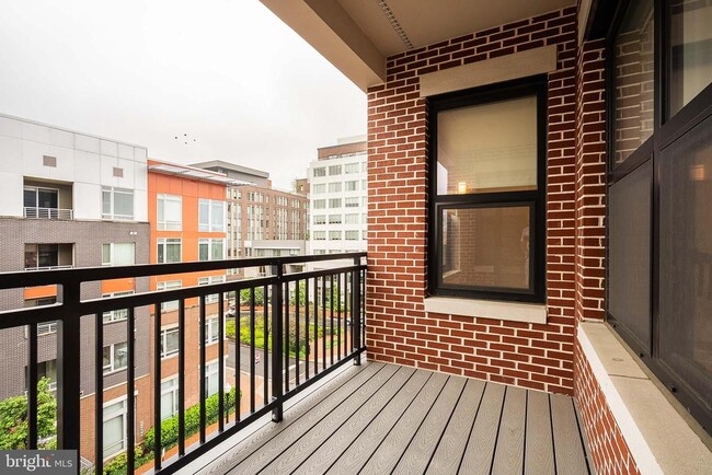 Building Photo - 701 Swann Ave
