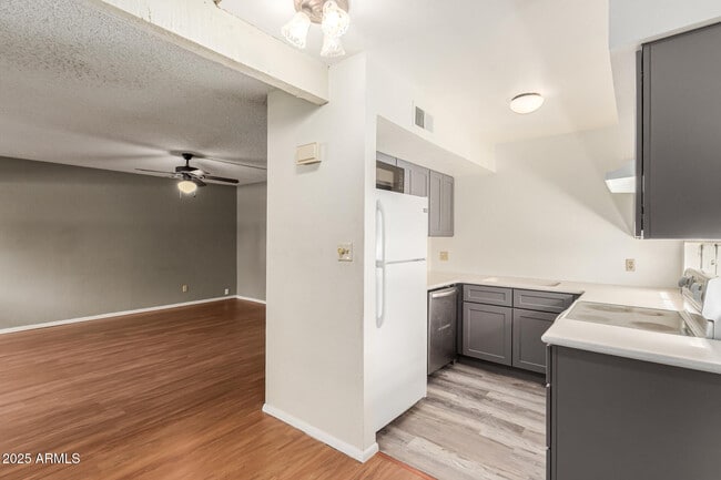 Building Photo - 2680 E Oakleaf Dr