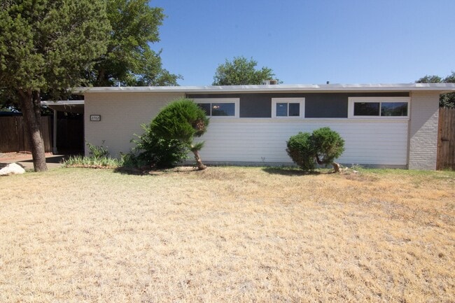 Primary Photo - Cute 3 bed 1 bath Large Back Yard