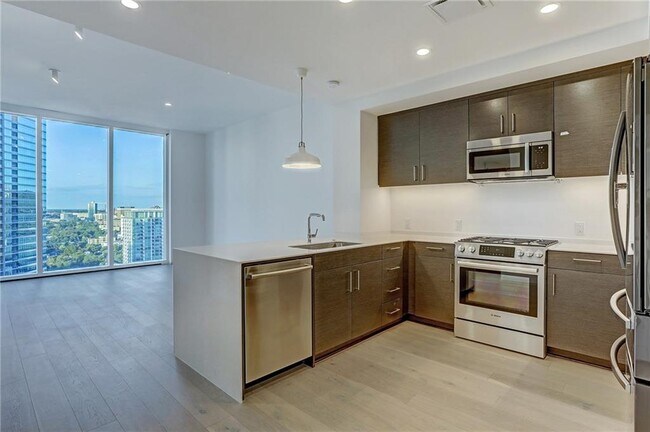Primary Photo - 301 West Ave