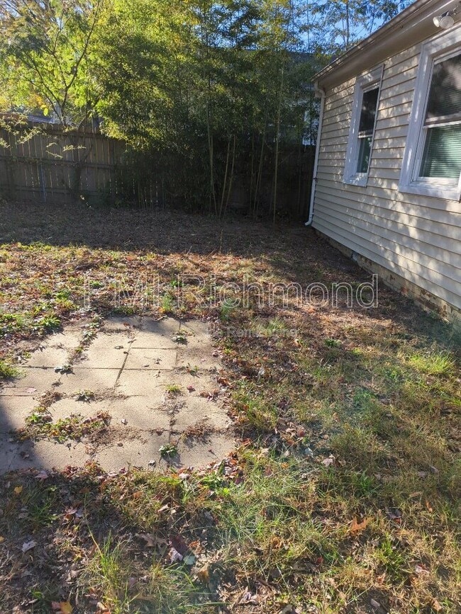 Building Photo - 2705 Dellrose Ave