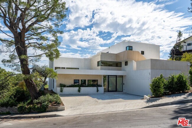 Primary Photo - 2501 Banyan Dr