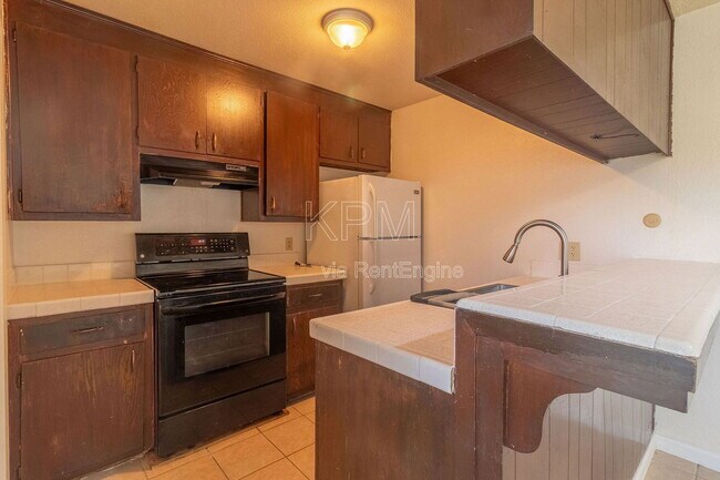 Building Photo - 1227 Pinetree Dr