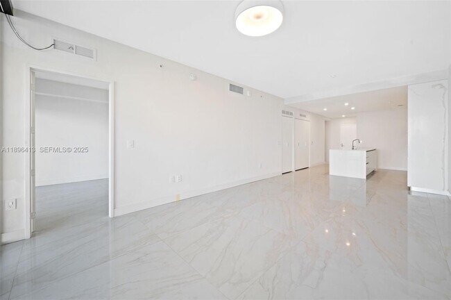 Building Photo - 700 NE 24th St