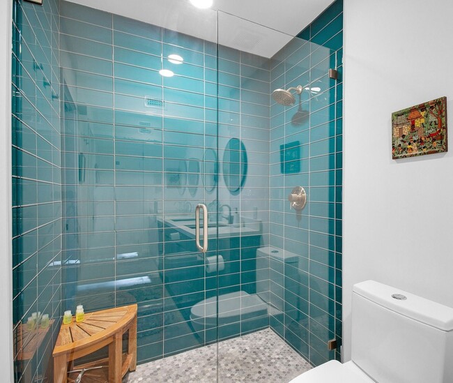 Building Photo - Stylish Ground-Floor Condo in Gated Palm S...
