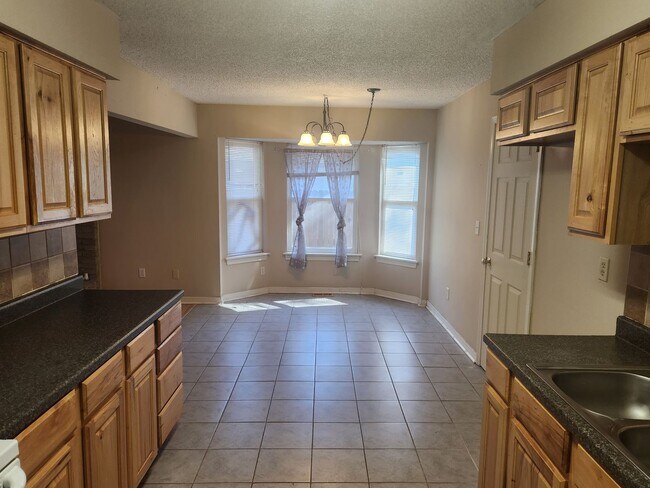 Building Photo - Nice 3/2/2 home on edge of town with easy access to highways