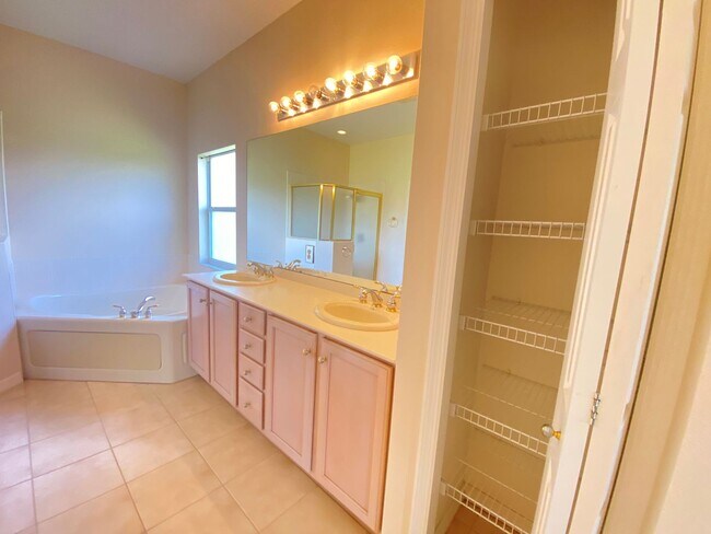 Building Photo - Amazing Solivita 2B/2B, open kitchen to fa...