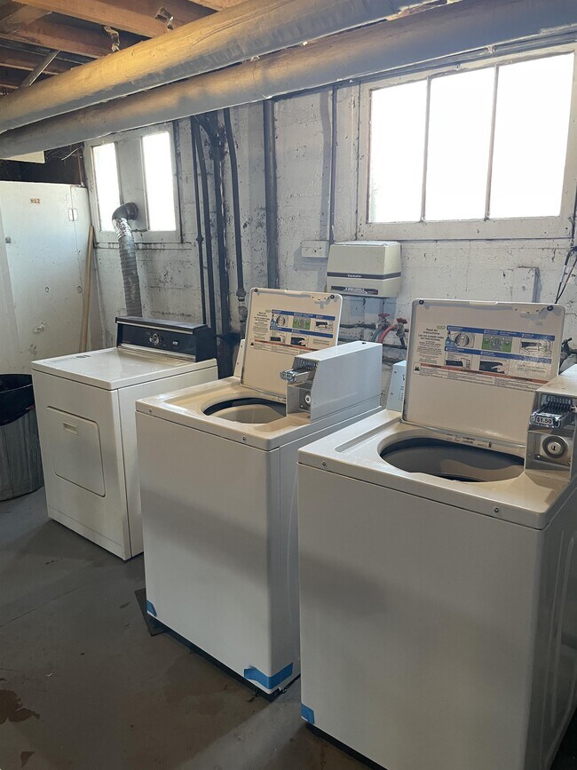 Building Photo - 423 2nd St NE