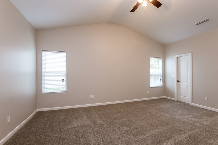 Building Photo - 1230 Doby Springs Dr