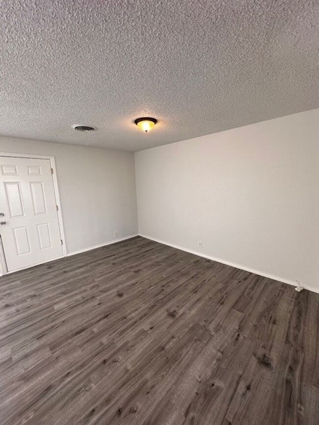 Building Photo - Spacious Baylor University Home